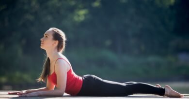 सूर्य नमस्कार: यह केवल ‘व्यायाम’ नहीं, 12 आसनों का एक पूर्ण ‘हार्मोनल डिटॉक्स’ है