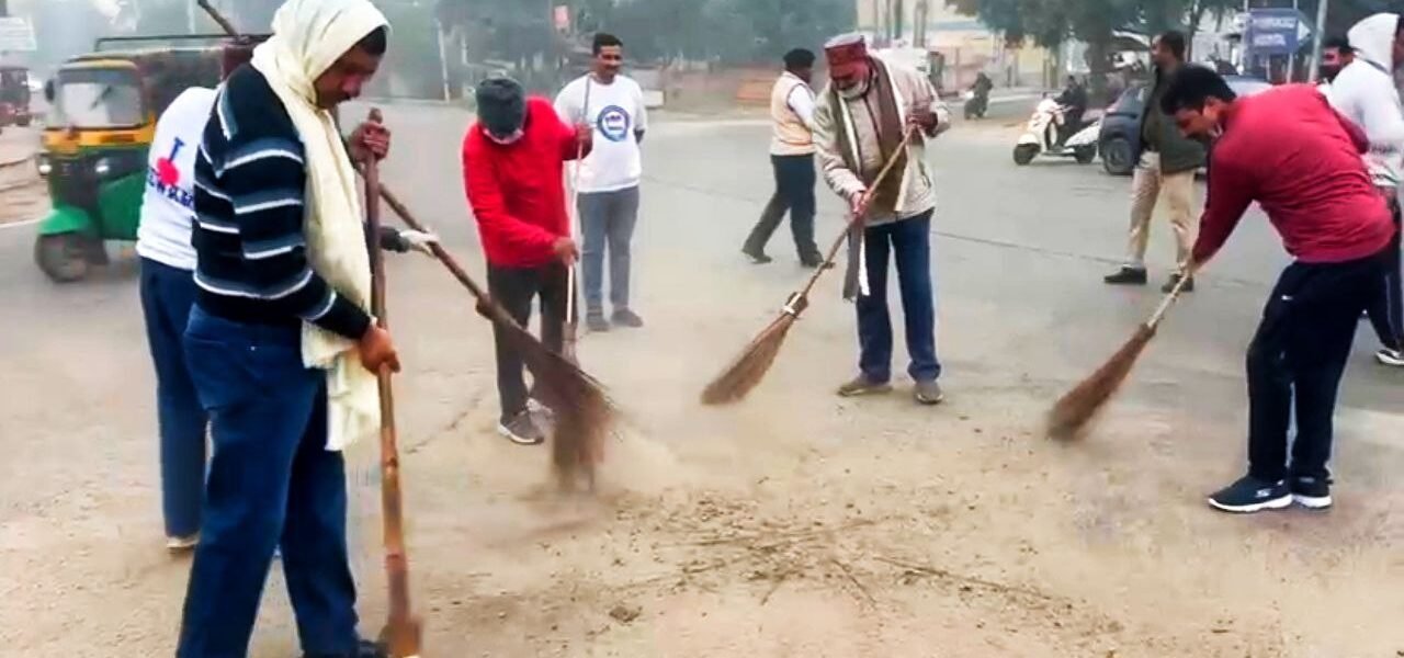 रेवाड़ी में 'सफाई क्रांति' और 'योग' का अनूठा संगम: 60वें चरण में विधायक और नागरिकों ने किया श्रमदान
