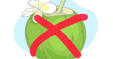 नारियल पानी पीने का सही तरीका: स्ट्रॉ से पीना हो सकता है खतरनाक! जानिए फायदे और नुकसान