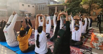 रेवाड़ी: 600 साल पुराने 'बड़ा तालाब' में सफाई क्रांति, योगाचार्य सुषमा ने कराया योग