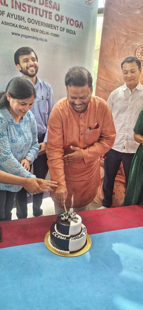 मोरारजी देसाई राष्ट्रीय योग संस्थान, नई दिल्ली में योग कोर्स के समापन अवसर पर आयोजित विदाई समारोह का दृश्य