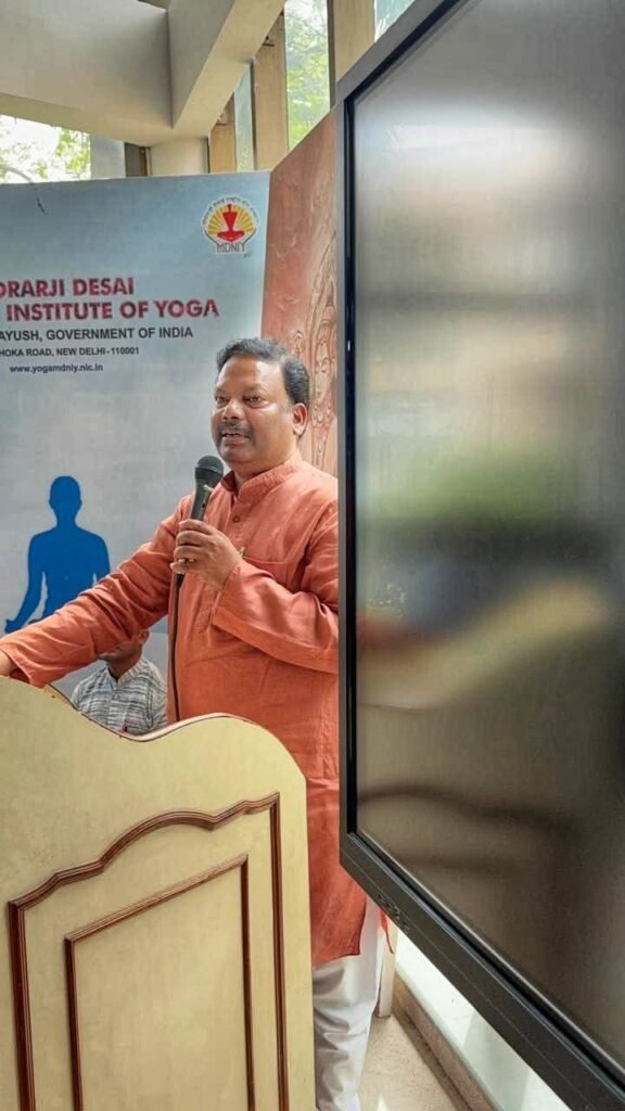 विदाई समारोह में उपस्थित योग प्रशिक्षक, अधिकारी एवं विद्यार्थी समूह फोटो के दौरान”