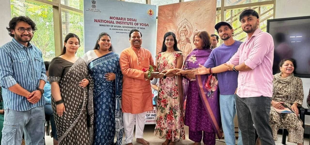 योग प्रशिक्षण कार्यक्रम के समापन पर विद्यार्थियों का उत्साहित और भावनात्मक क्षण”