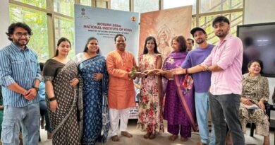 योग प्रशिक्षण कार्यक्रम के समापन पर विद्यार्थियों का उत्साहित और भावनात्मक क्षण”