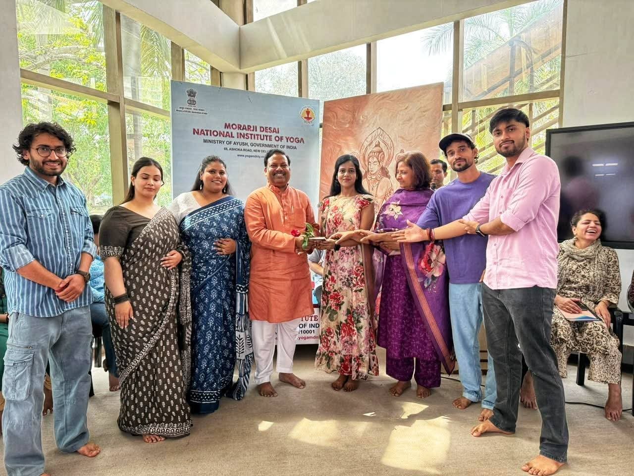 योग प्रशिक्षण कार्यक्रम के समापन पर विद्यार्थियों का उत्साहित और भावनात्मक क्षण”